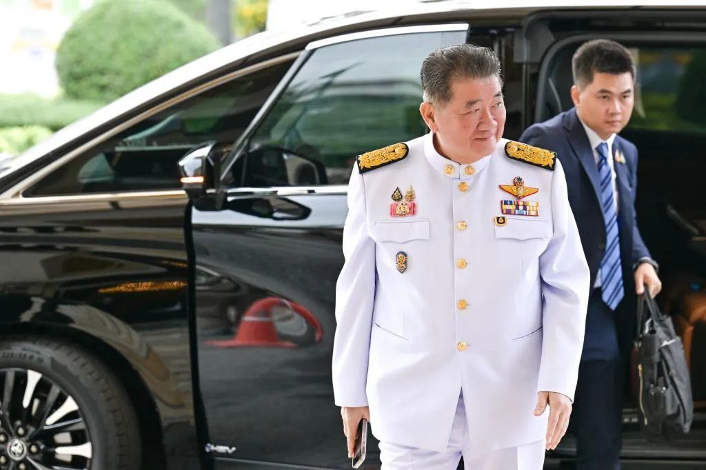 7月3日，普坦（前）抵达位于泰国曼谷的总理府 图：新华社