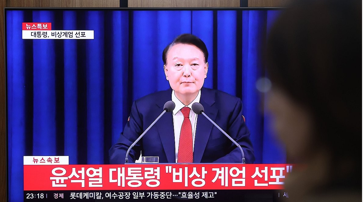 去年12月3日，时任韩国总统的尹锡悦发布紧急戒严令 图源：韩媒