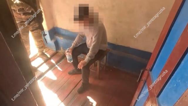 俄军突击队在房屋内发现了一名当地居民
