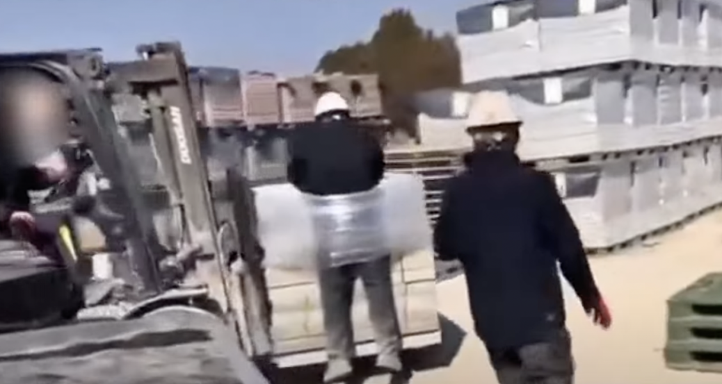 视频显示，一名斯里兰卡工人被捆绑在砖块上并被挂在叉车上移动。 图源：YouTube平台视频截图
