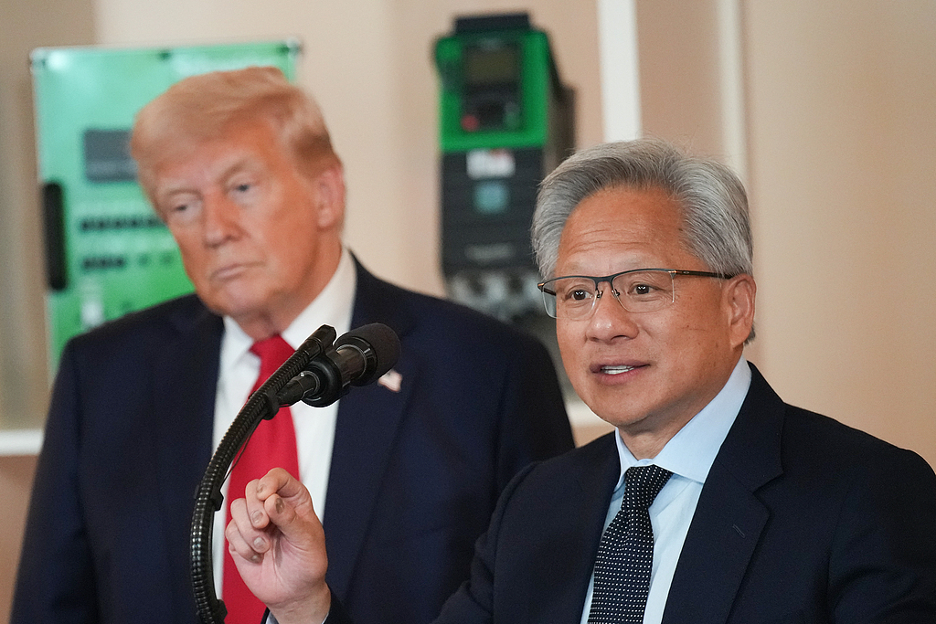 当地时间2025年4月30日，美国华盛顿特区，在白宫交叉厅，美国总统特朗普（左）倾听英伟达首席执行官黄仁勋在“投资美国”活动中发言。视觉中国 资料图