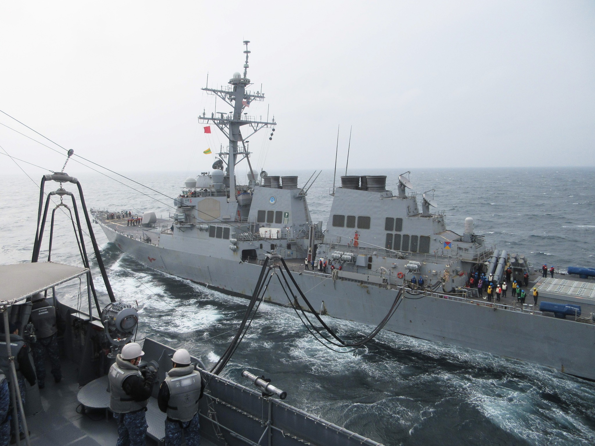 （资料图）2024年3月，日本海上自卫队十和田型补给舰AOE-424“滨名”号，在“可互换物流演习”24-1（ILEX24-1）中，为美国海军“阿利·伯克”级驱逐舰DDG-70“格蕾丝·霍珀”号进行液货补给 日本海上自卫队
