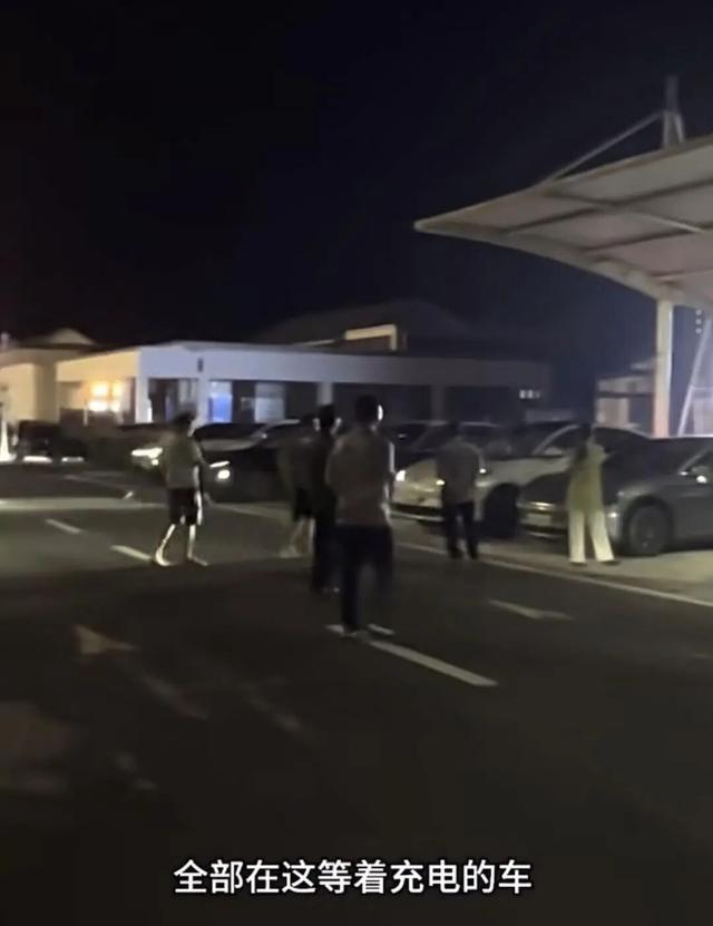 有网友反映，高速服务区充电桩开始排队叫号（视频截图）