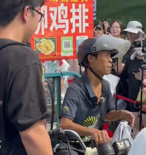 凤凰晚报|“鸡排哥”的长假首日:14点开摊,有人9点就来排队,有人买100个凳子供游客休息