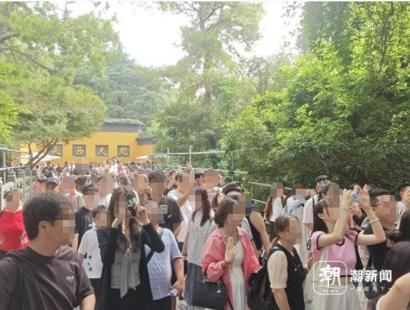 上午9点多的灵隐寺门口。图片来源：潮新闻 杨云寒摄