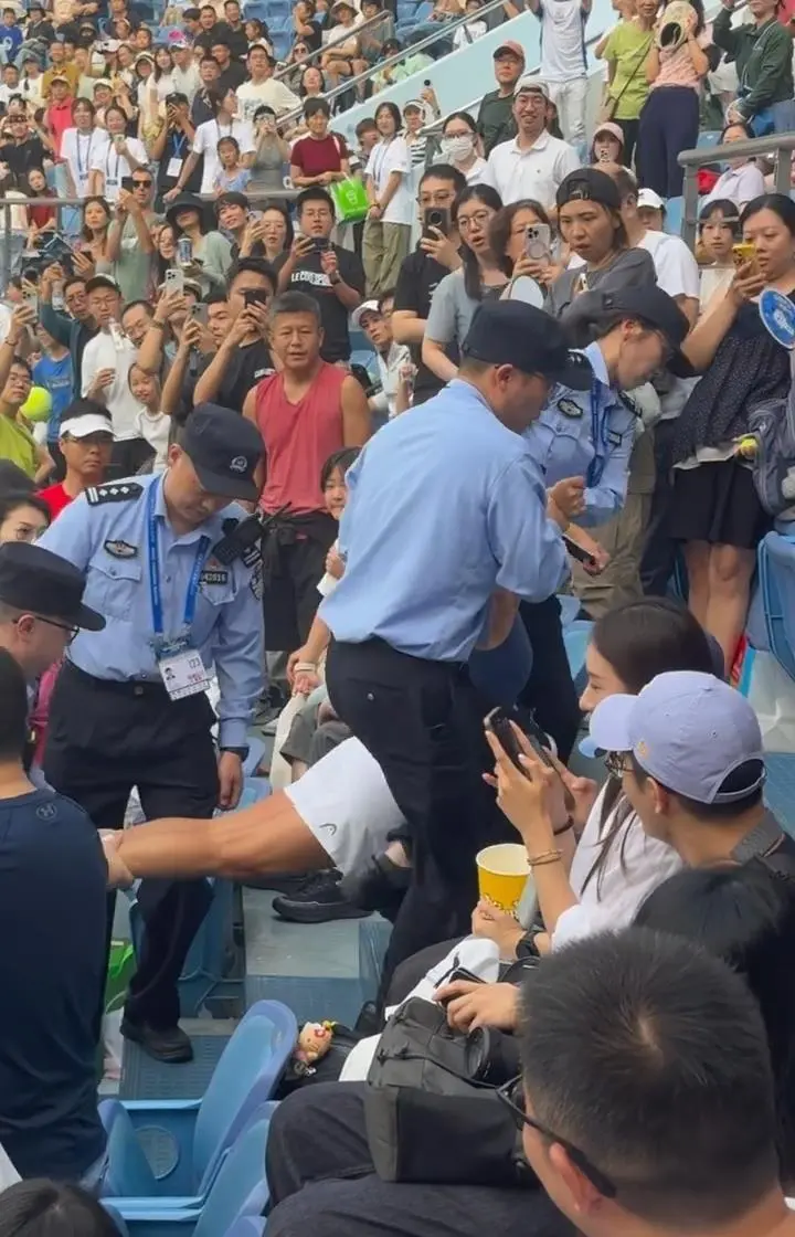 女球迷被抬出场