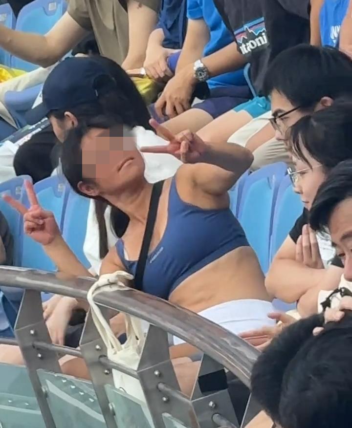 女球迷在看台上扭动