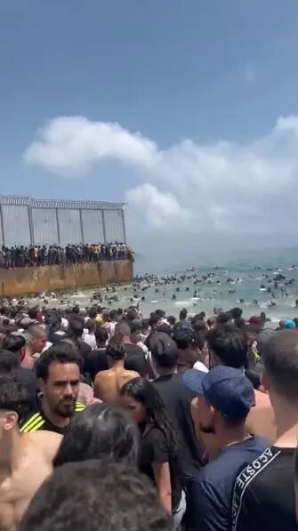 社交媒体上发布的海滩视频截图,视频里出现了不少准备游泳“抵达”休达的人们